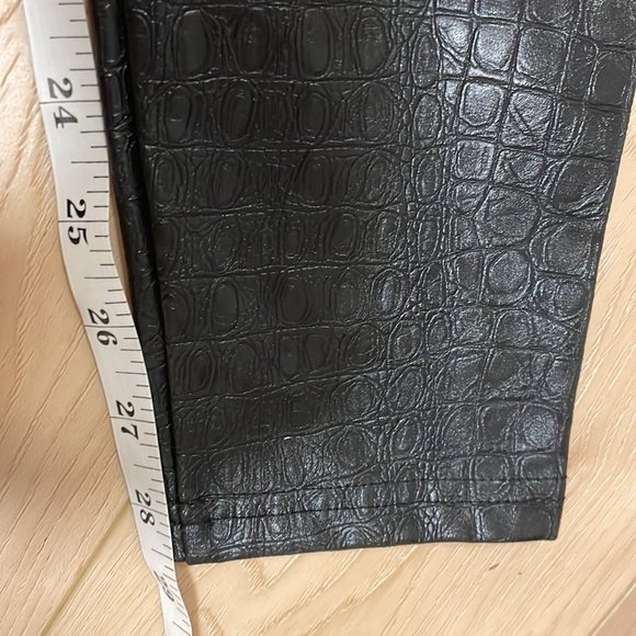 7 For All Mankind Croc Embossed Black Faux Leather Leggings, sz XS - Picture 13 of 13